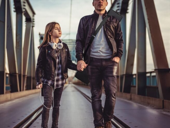 Piano Keyboard for Children 61 Keys Bluetooth 128 Rhythms 20 Demos MIDI / USB