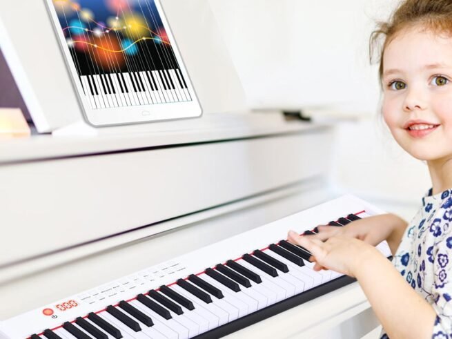 Portable Electric Piano Keyboard 61 Keys Bluetooth MIDI Sustain Pedal 2 Speakers