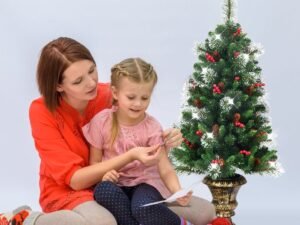 Artificial Christmas Tree 120cm with Glittering Needles PVC Pine Cones