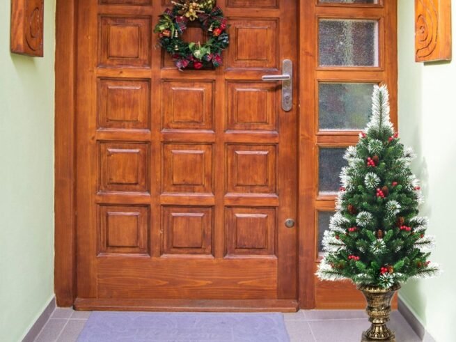 Artificial Christmas Tree 120cm with Glittering Needles PVC Pine Cones