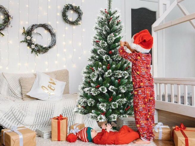 Artificial Christmas Tree with Snowflakes 150cm Red Berries Snow Flocked