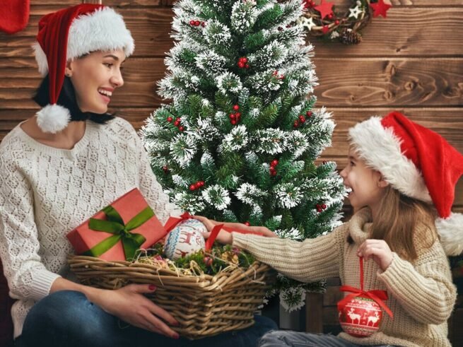 Artificial Christmas Tree with Snowflakes 150cm Red Berries Snow Flocked