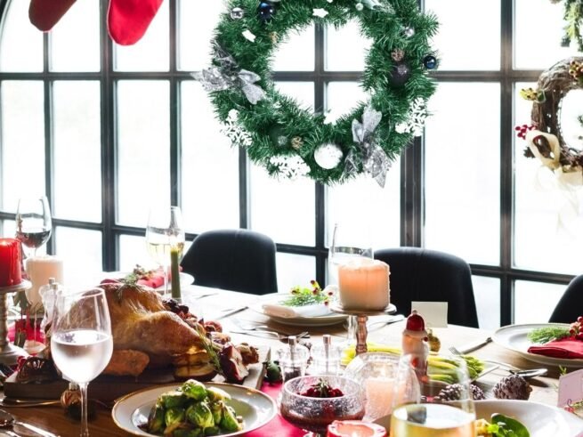 Artificial Christmas Wreath Pre-equipped with Lights Ø 50cm, with 30 LED Lights, 25 Decorations