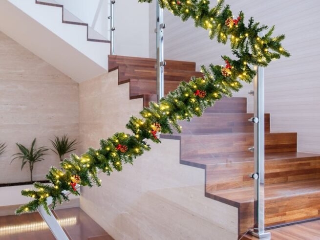 Christmas garland, with 100 LED lights 270cm Timer Red Berries
