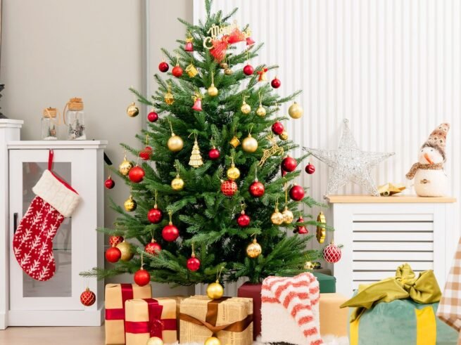 Artificial Christmas Tree Hinged 136cm 386 Branch Tips in PE PVC LED Lights