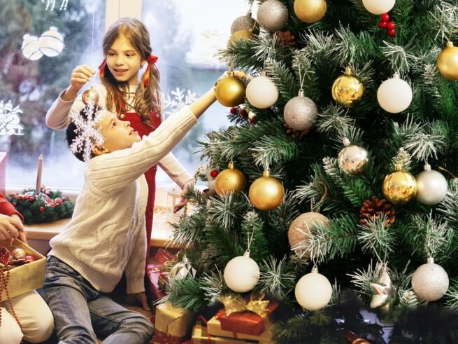 Hinged Snowy Christmas Tree 180cm 644 Red Berry Pine Cone Branches